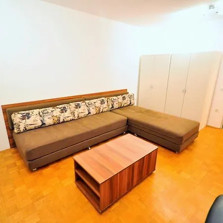 Center Neubergerjeva * Λιουμπλιάνα